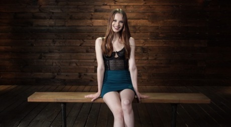 La esbelta Jillian Janson se desnuda y prueba un consolador mecánico en la mazmorra