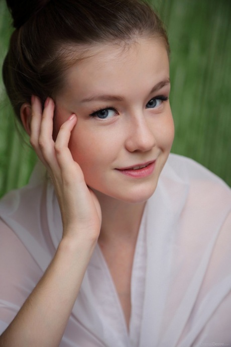 Bezaubernde ukrainische Emily Bloom zeigt ihre saftigen Titten und getrimmte Muschi