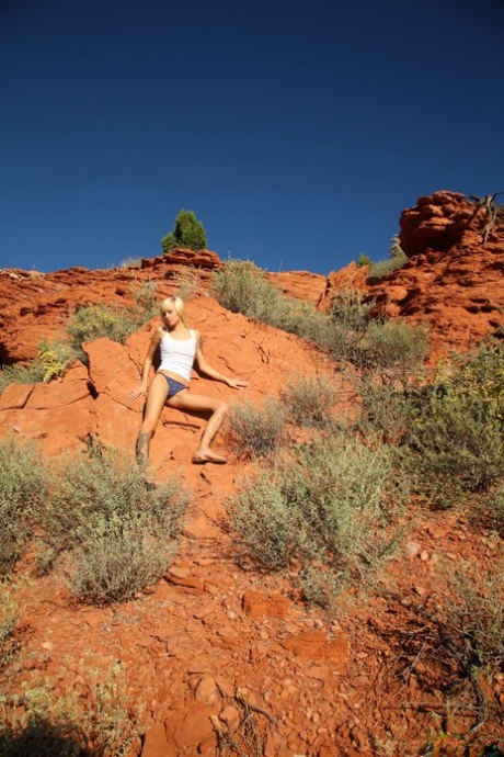 Slim adolescente Emma Mae ostenta seus peitos pequenos e adorável bunda em um canyon