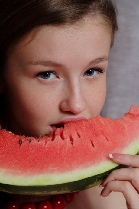 Vackra ukrainska tonåringen Emily Bloom visar sin smaskiga rosa fitta på nära håll