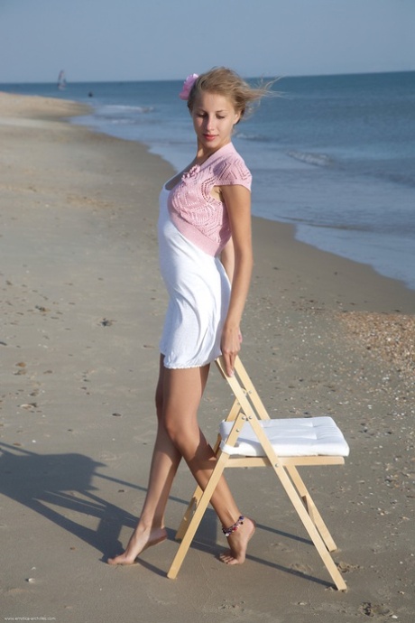 Zina pose nue sur la plage avec un beau corps et des seins naturels