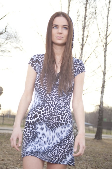 Bloedmooie brunette Lachia A stript haar jurk & poseert naakt op openbare trap