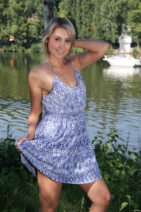 Den søte tsjekkiske baben Meggie Marika tar av seg kjolen og poserer naken ved elven.
