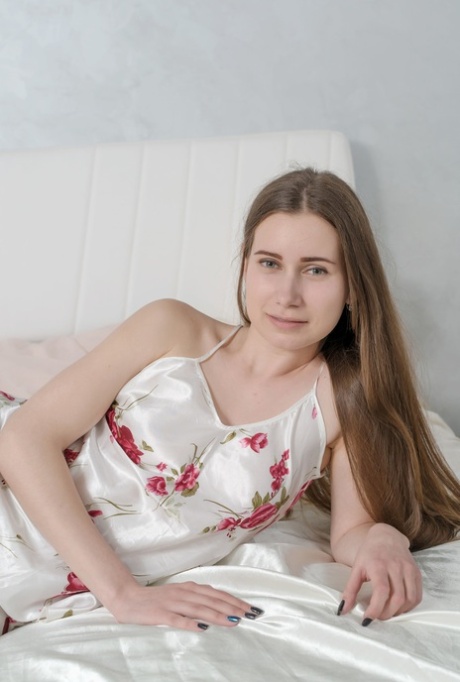 Den sexy ukrainske tenåringen Lady Di tar av seg nattlinnet og viser frem den skallede fitta.