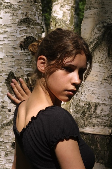 Schattige tiener Gillian onthult haar hete lichaam en poseert in het bos