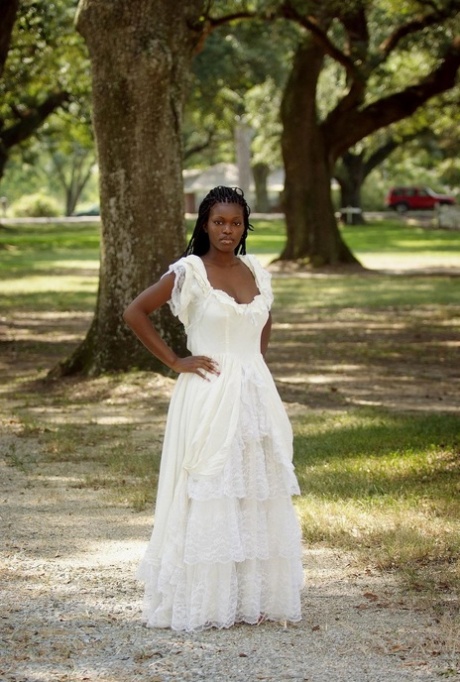 Ebony met geweldige grote tieten Deserea doet haar jurkje uit en poseert buiten