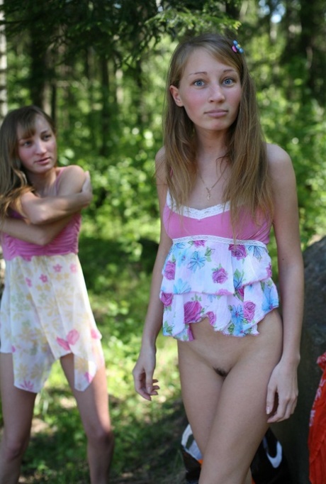 Blonde Zwillinge Sascha M & Mascha zeigen ihre süßen Teenie-Titten im Freien