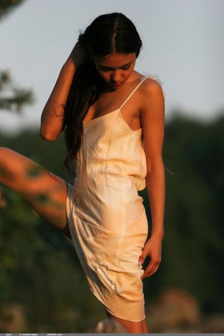 Eksotisk teenagebabe Zyta stripper i naturen og blotter sin solbrændte krop