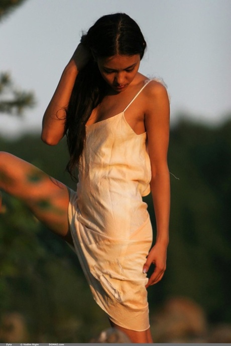 Zyta, une adolescente exotique, se déshabille dans la nature et expose son corps bronzé.