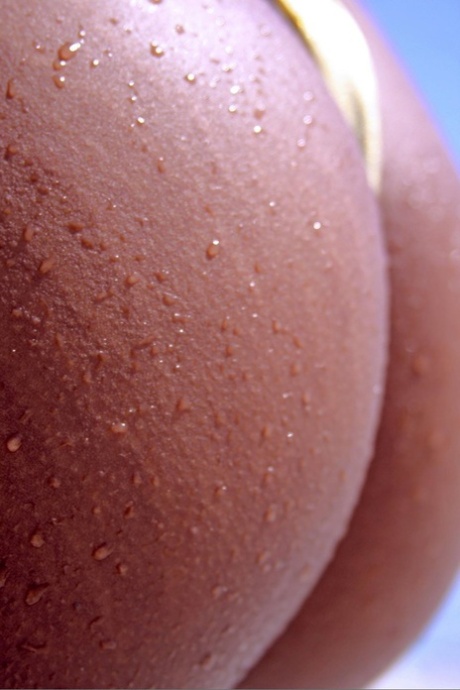 Zwarte babe Virginia pronkt met haar lekkere kontje & haar mooie tieten op het strand