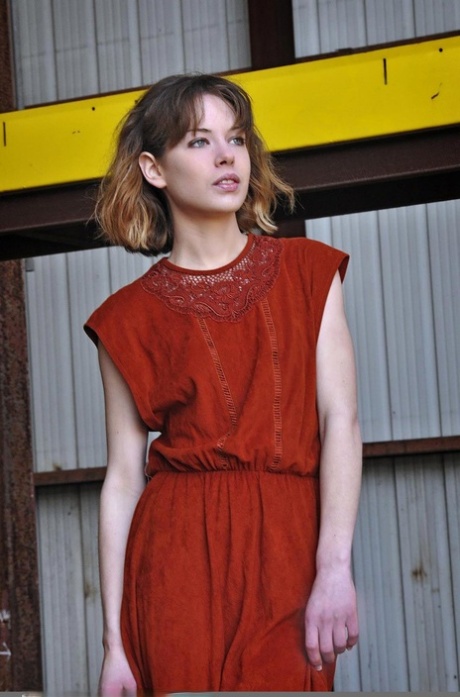 A magricela americana Emily Windsor despe o seu vestido vermelho e posa nua