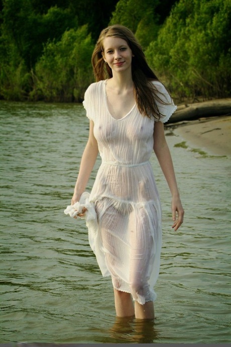 Den smukke teenager Valentina tager sin gennemsigtige kjole af og viser sine store bryster i naturen