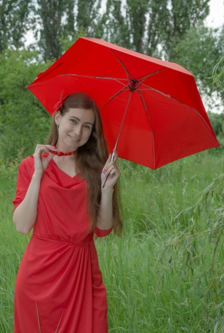 Brunette Oekraïense Lady Di stript en poseert naakt in de natuur