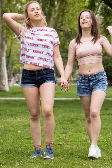 Amatorskie lesbijki Selvaggia i Gabriella Lati bawią się nawzajem i nożyczkami