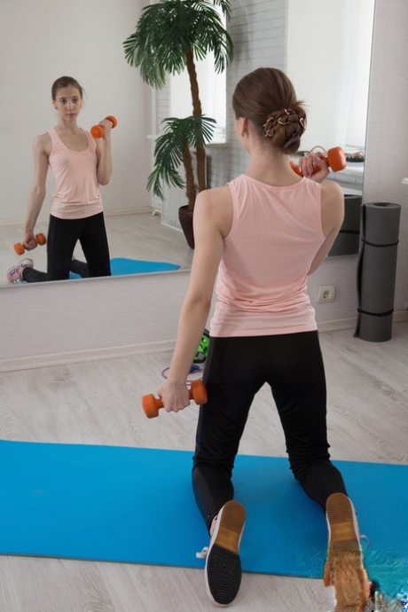 Stefanie se fait remplir le trou du cul en collant sur un tapis de yoga