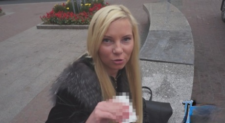 Russo teen Angie Koks equitazione un falso agente di casting cazzo su un divano