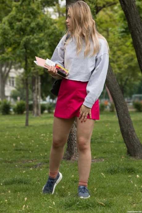 Sexig europeisk tonåring Selvaggia klär av sig och använder dildos i klassrummet