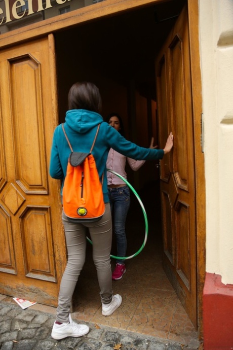 Lesbische Teens Anie Darling & Miki Love strippen und ficken beim Hula Hoop spielen