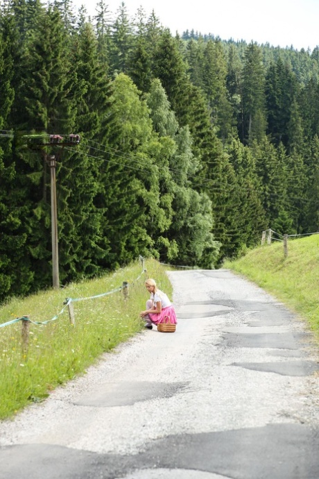 La cosplay Nikki Dream en un trío al aire libre