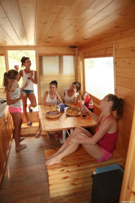 Des adolescentes aux petits seins s'amusent sur un bateau sur la rivière