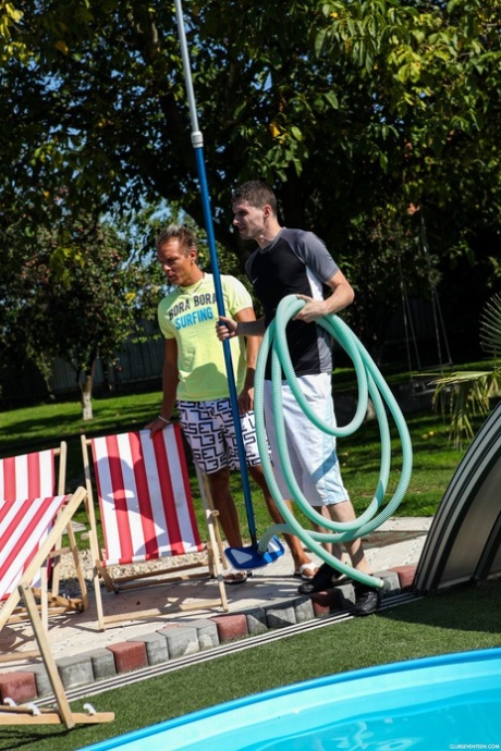 Onverzadigbare amateurmeisjes blazen en neuken de lul van hun vriend in een orgie