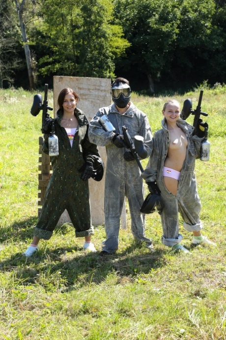 Paintball-spillerne Lady Bug & Heather Harris i en udendørs trekant