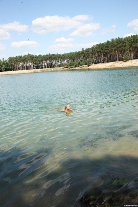 Nackte Blondine Sara J zeigt ihre Titten und spielt mit ihrer rasierten Muschi im Freien