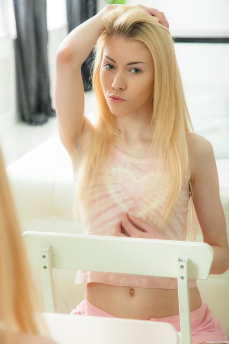 Camila A, adolescente maigre, pose et se masturbe devant le miroir.