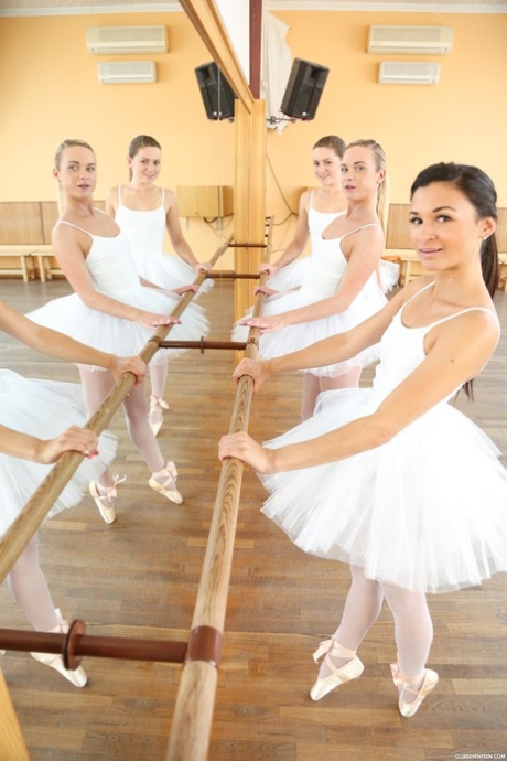 Lesbiske ballerinaer Keira, Valerie Fox & Vinna Reed leger med hinanden i en 3'er