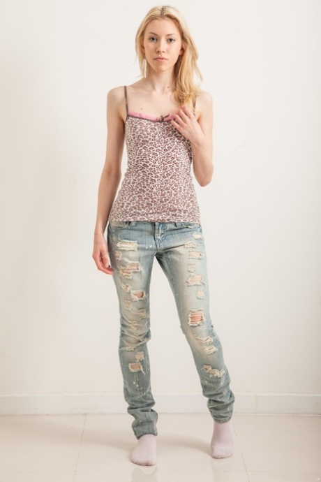 Skinny Amateur Teen Camila A streift ihr Shirt & Jeans ab & reibt ihre Muschi