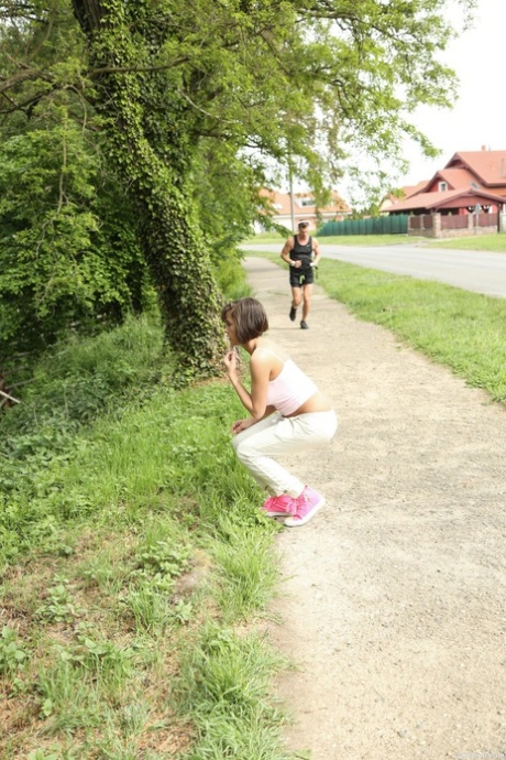 Rondborstige brunette Anabelle kruidt een run met hete buitenseks met een vreemdeling