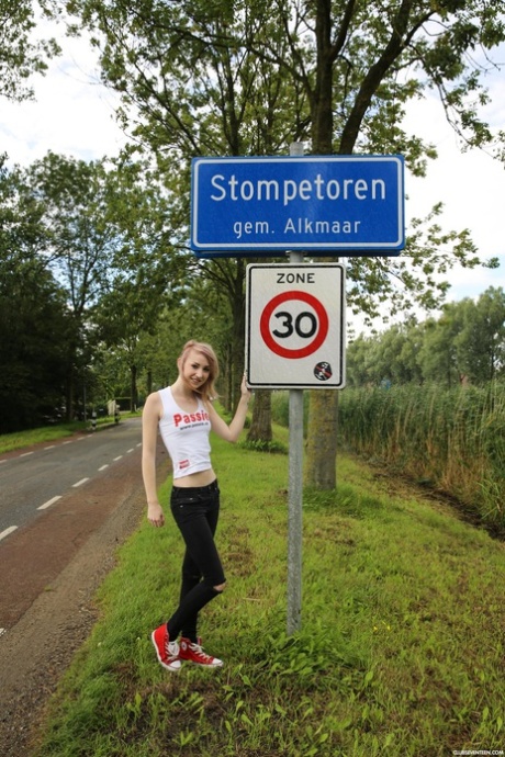 Noa, adolescente européenne mignonne et impudique, se déshabille et pose en public.