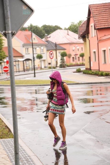 Amatorskie lesbijki Suzy Rainbow i Daphne J bawią się na zewnątrz w deszczu