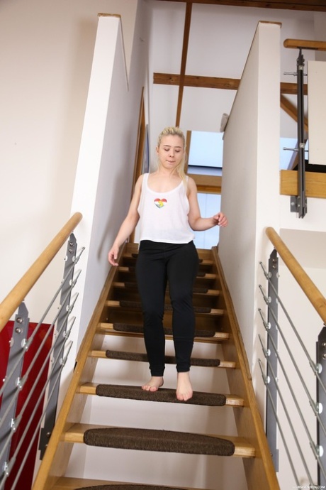 Белокурый подросток Анна Рей раздевается на лестнице и обнажает свою большую задницу