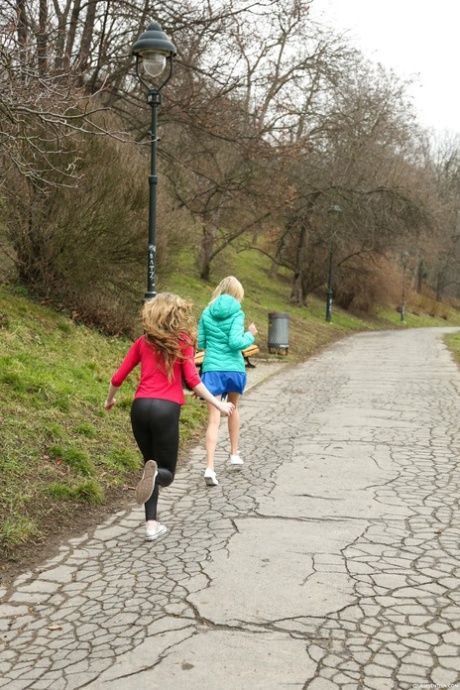 Blond amatéři Ellen H & Vlada B sdílet cizí péro v divoké trojce