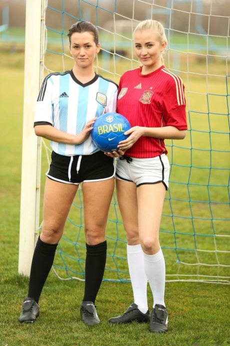 Bedårende teenagefodboldpiger Cayla A og Tess C viser deres former på toilettet