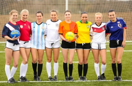 Kinky voetbal babes strippen elkaar en pronken met hun tieten op een voetbalveld