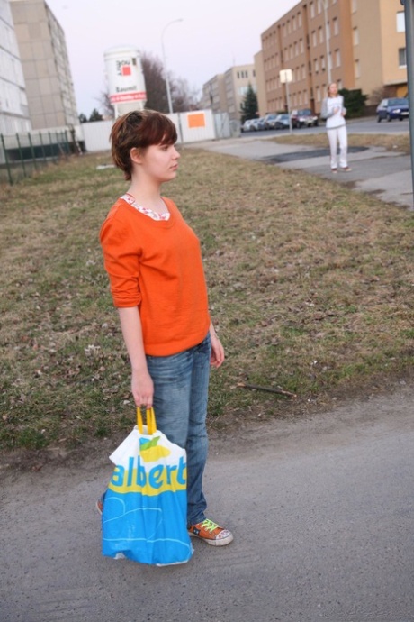 Unga lesbiska Sandra Z & Lucie K visar upp sina bröst och rakade fittor