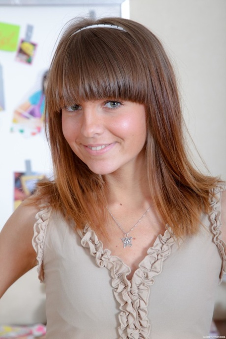 Śliczna rosyjska nastolatka Zanna po raz pierwszy pieprzy się z niewinnym tyłeczkiem