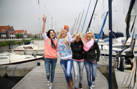 Amatørerne Vanda L, Naomi I, Jessie C & Daniella C knepper i en lesbisk båd 4some