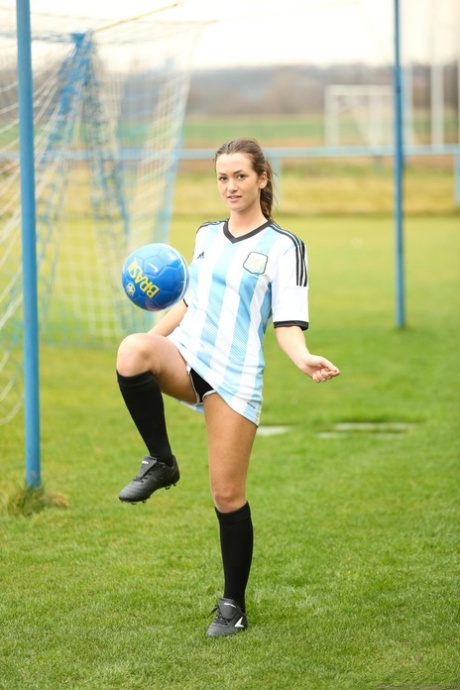 La joueuse de football argentine Tess enlève son uniforme et se masturbe