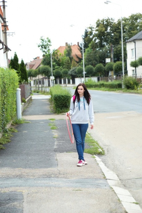 Süße Teen mit schönen Titten Andie verführt ihren Freund und reitet seinen Schwanz im Freien