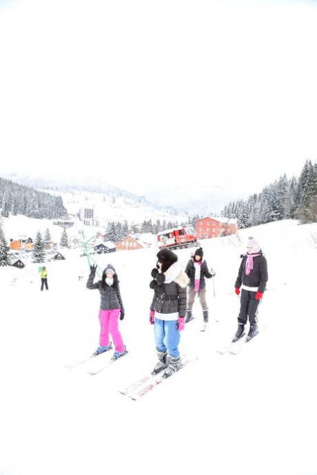 Kinky europeiska tonåringar klär av sig och har hett gruppsex efter att ha åkt skidor hela dagen