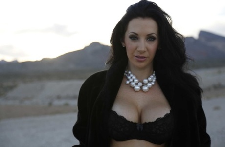 Vrouw Jayden Jaymes poses in heet lingerie & gets wraak op Vreemdgaan hubby