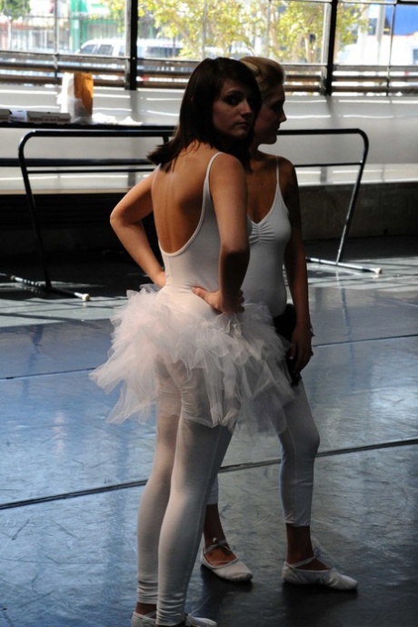 To hete ballerinaer Lexi Belle & Gracie Glam deler stor pikk i trekant