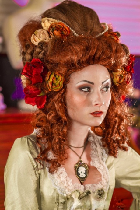 Heiße rothaarige Schauspielerin Veruca James hebt ihr Kostüm für eine sexy Muschi-Spreizung an