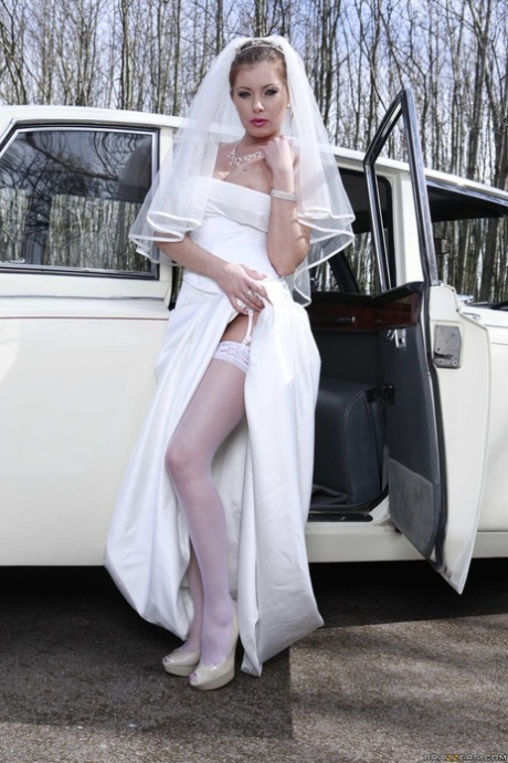 Lustige bruid Donna Bell toont haar kruiken en hongerige gaten in limo