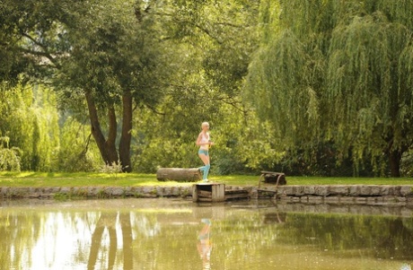 Sexy Diana P trekt haar broek naar beneden & masturbeert tijdens het joggen in de natuur