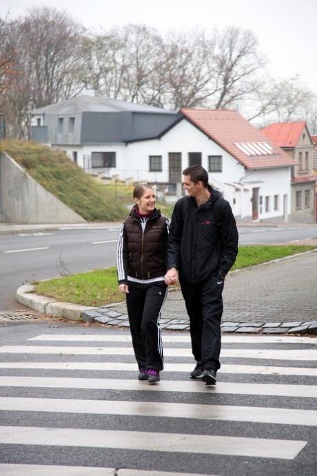 Krásná evropská teenagerka s velkými prsy Jenny N dostane kost a jizvu na pohovce