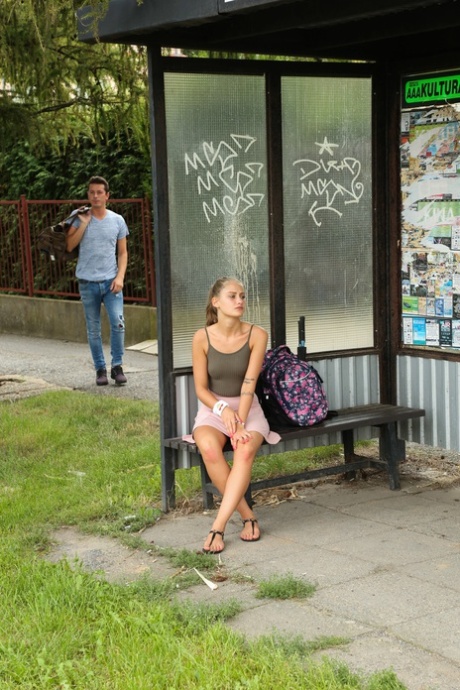 Венгерского подростка Тиффани Татум подбирают на автобусной остановке и трахают на природе